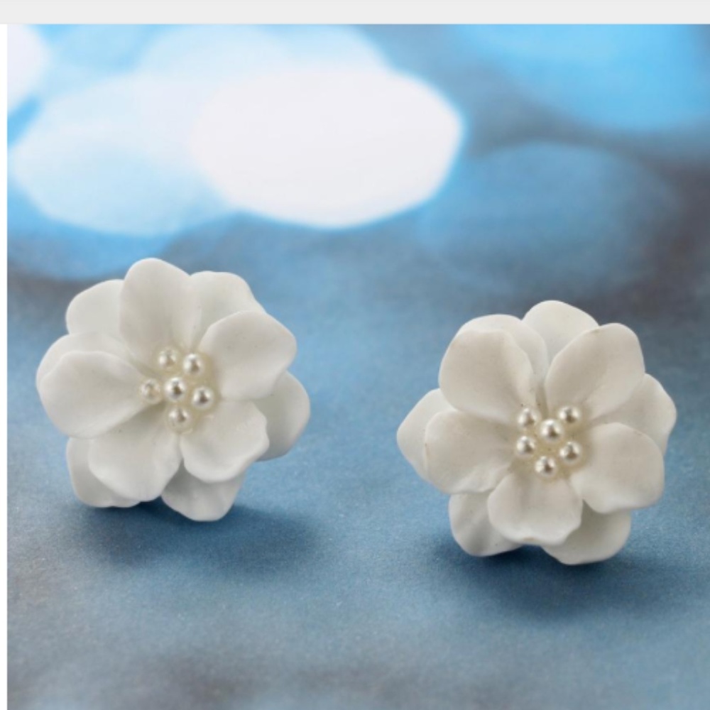 Beautiful White Flower Pearl Stud Earrings